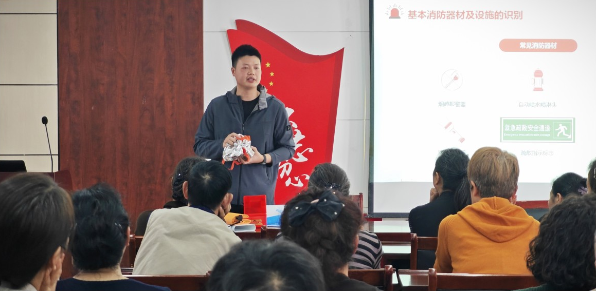 依愛消防重陽進社區(qū)，金秋慰問情暖夕陽紅